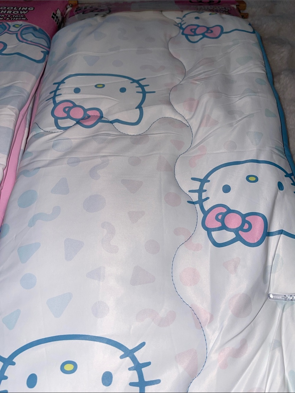 ❤️NEW!!!❤️Beautiful!Hello Kitty Cooling Throw Blanket 50”x70”.$49 or ask bundle. - Picture 8 of 8